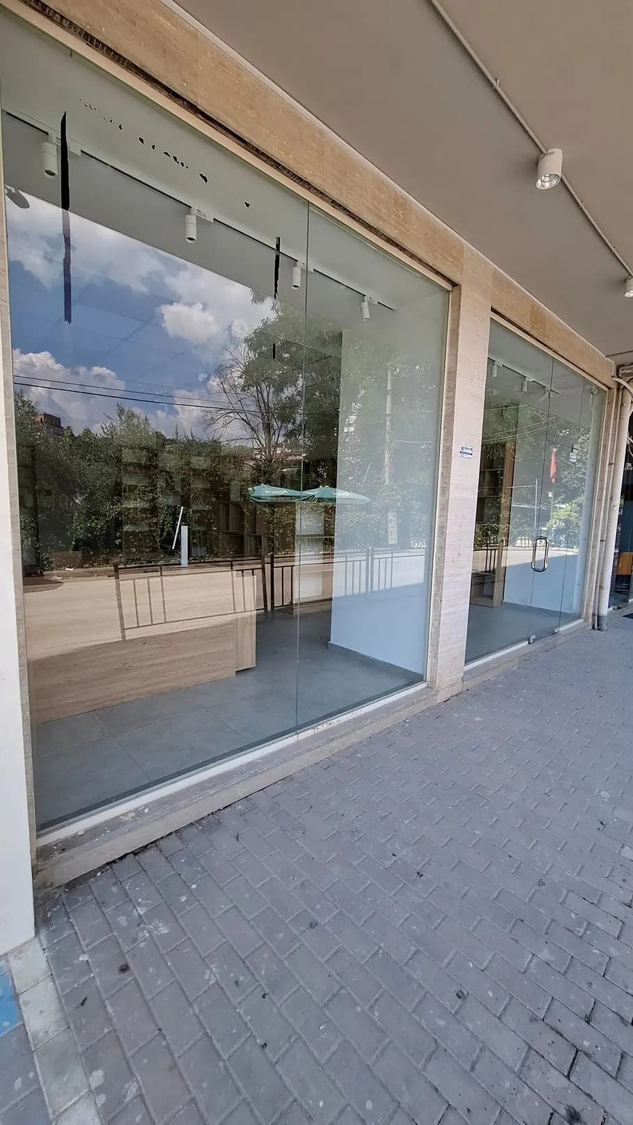 Dyqan Në Shitje Në Tiranë 2