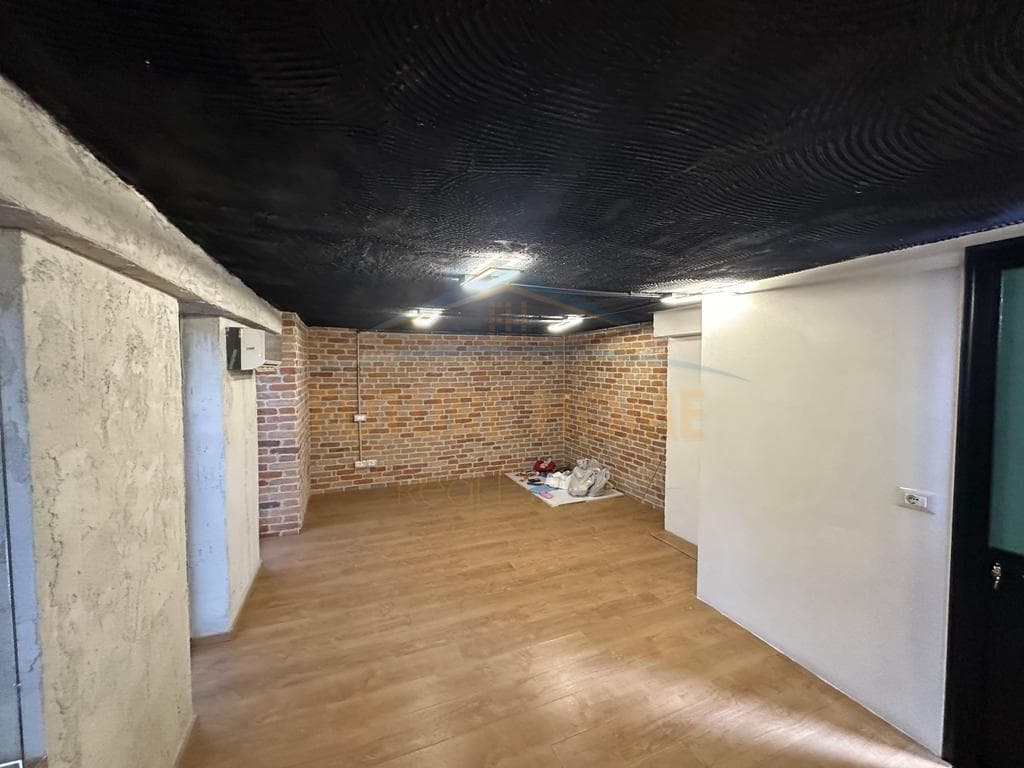 Qera, Ambient Zyre, Tregu Çam,Tiranë. 3