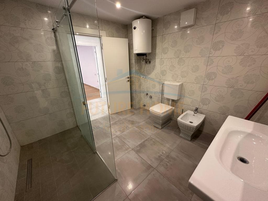 Shitet, Penthouse, Liqeni i Thatë