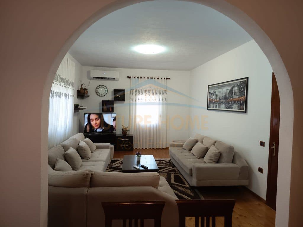Qira, Vilë 2-katëshe, pranë shkollës "Rreze Drite" Sauk 2