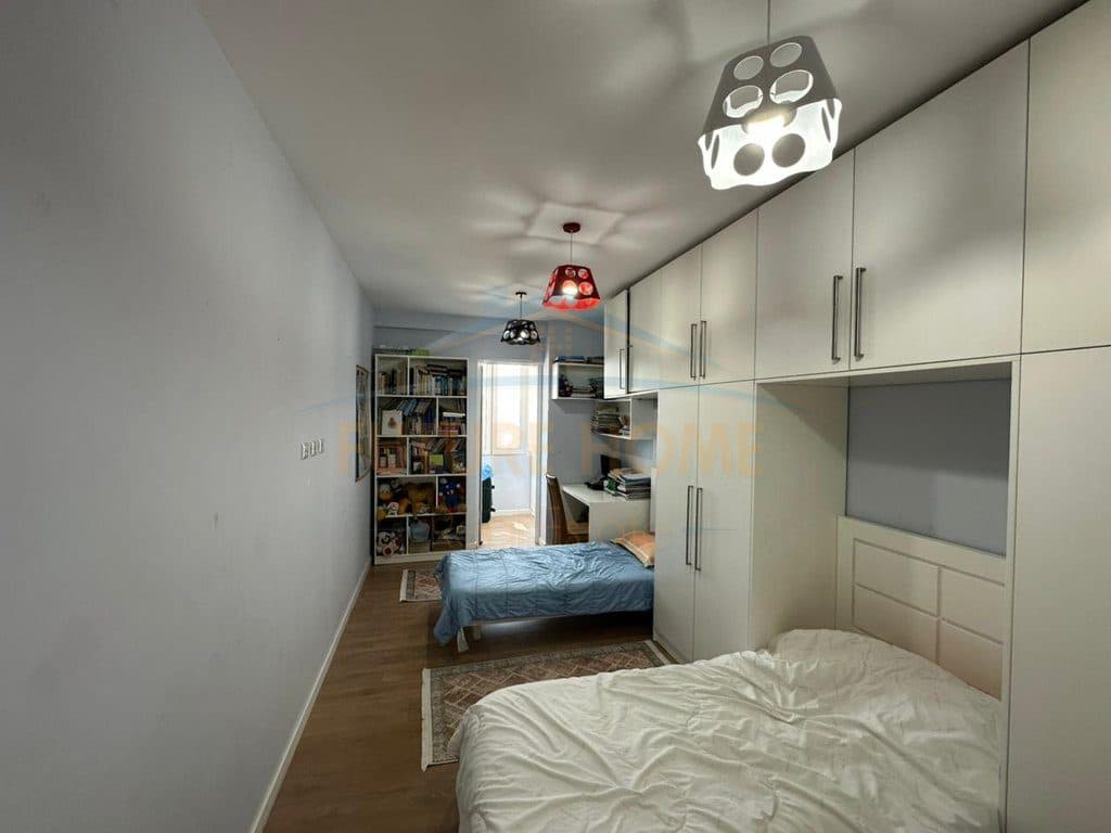 Qera,Apartament 3+1+2+ Verande, Rr. 4 Deshmoret, Tirane.