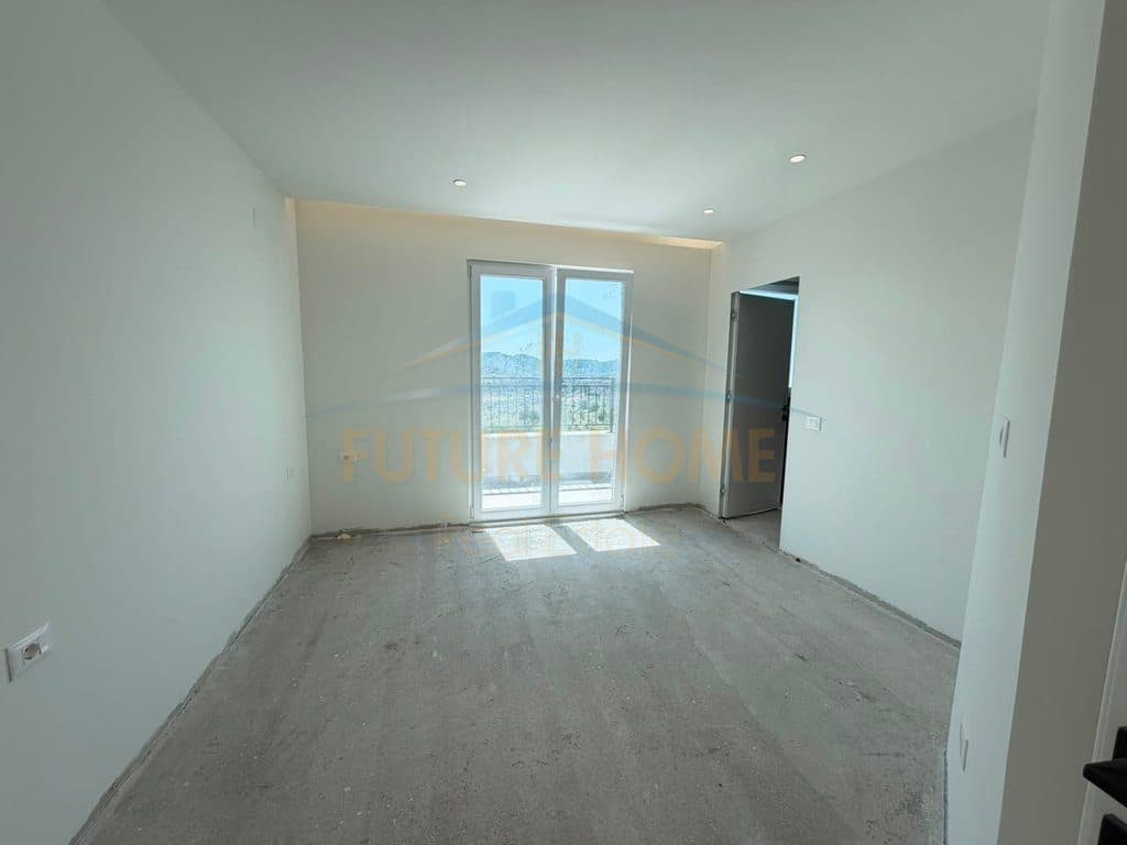 Shitet, Apartament 3+1+2 Poste Parkimi, Farke, Tiranë.