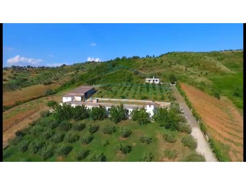 Shitet Tokë + Objekte e përshtatshme për agroturizëm 3