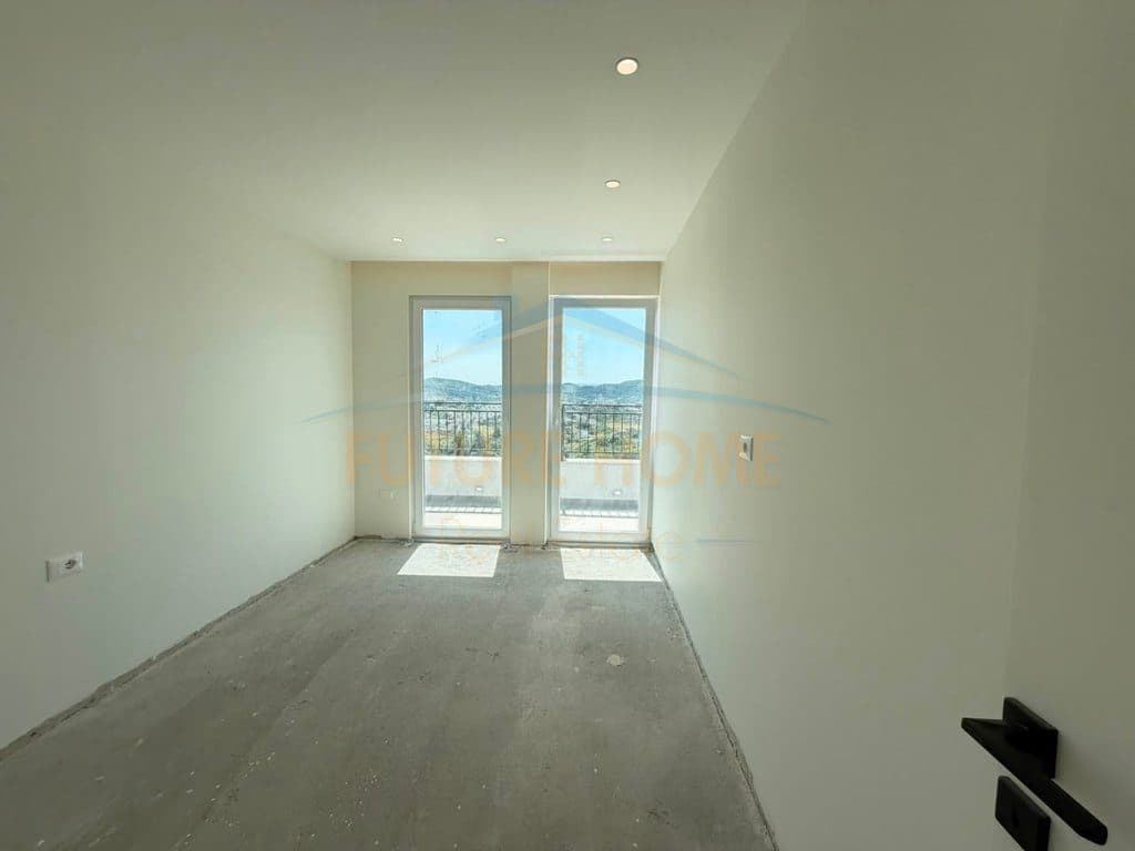 Shitet, Apartament 3+1+2 Poste Parkimi, Farke, Tiranë. 4