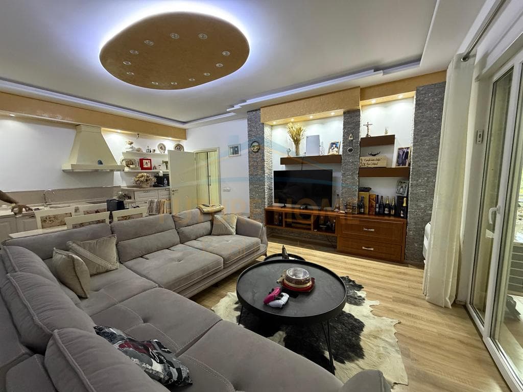 Shitet, Apartament 2+1+2 , Liqeni i Thatë, Tiranë.