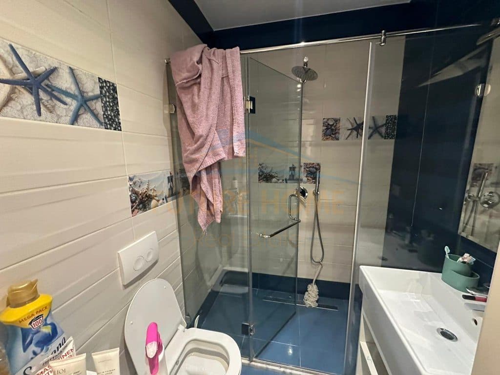 Qera,Apartament 3+1+2+ Verande, Rr. 4 Deshmoret, Tirane.