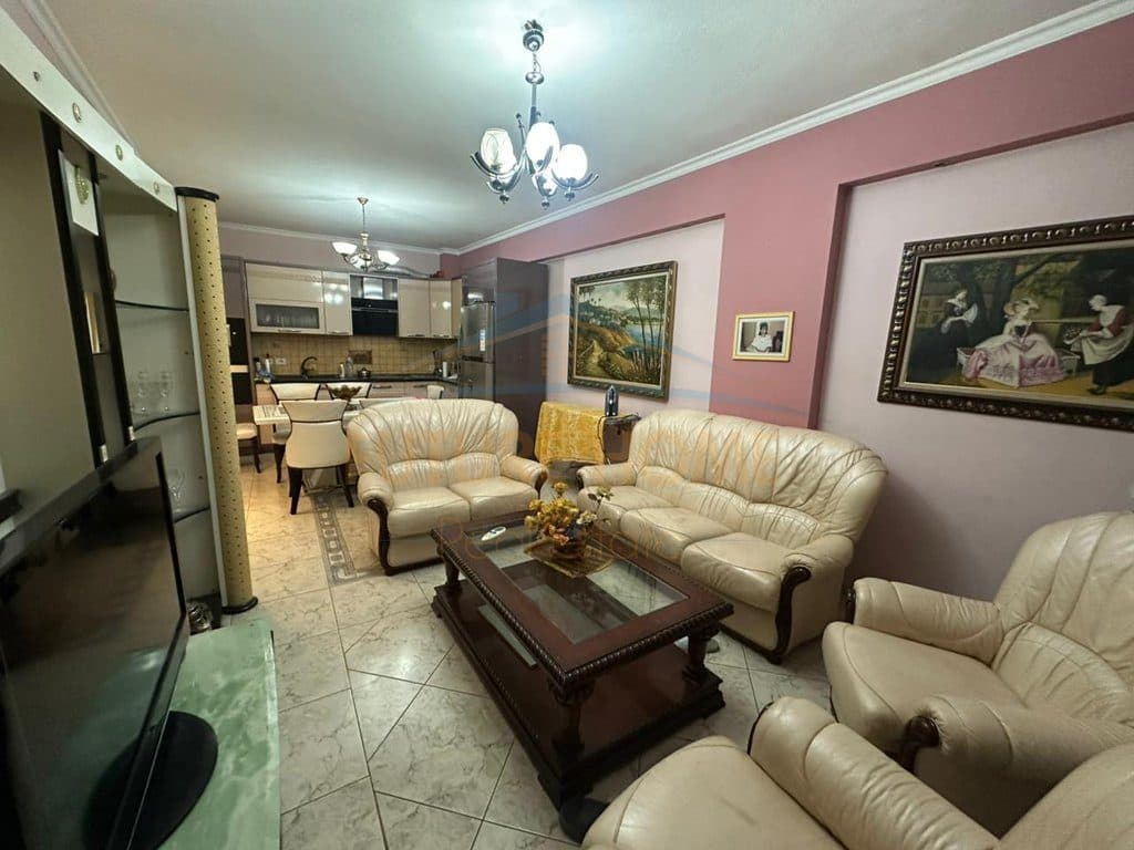 Shitet, Apartament 3+1+2, Rruga Kongresi Manastirit, Tirane. 2