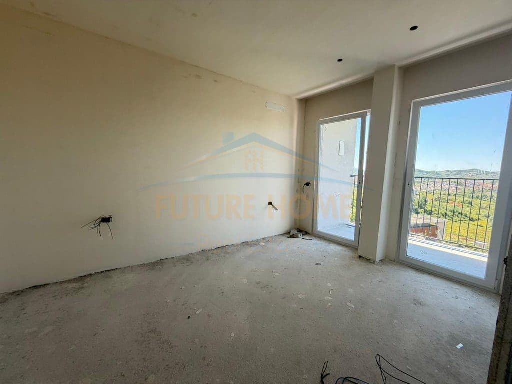 Shitet, Apartament 1+1, Farke, Tiranë. 3