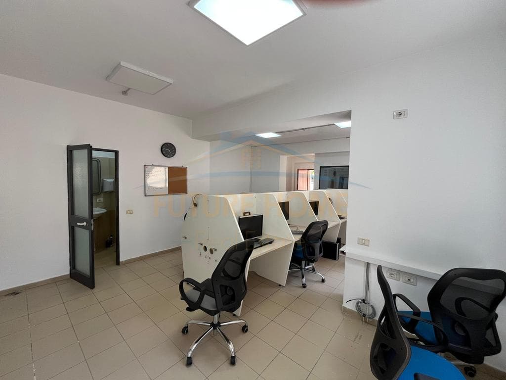 Qira, Ambient per zyra, Pazari i Ri, Tirane