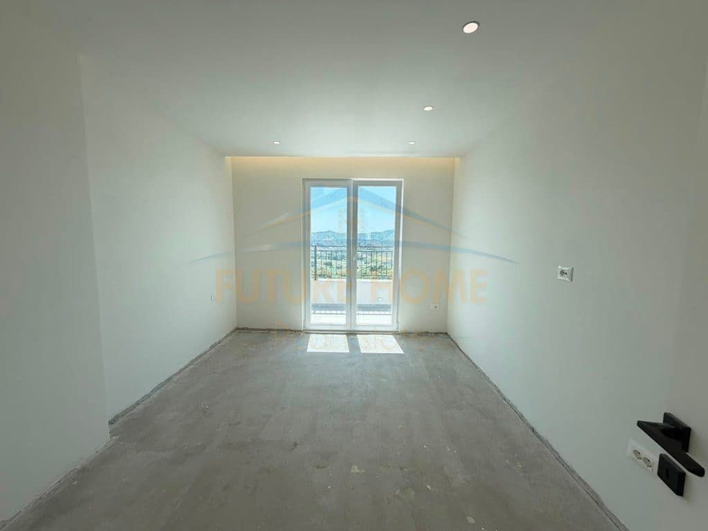 Shitet, Apartament 3+1+2 Poste Parkimi, Farke, Tiranë. 3