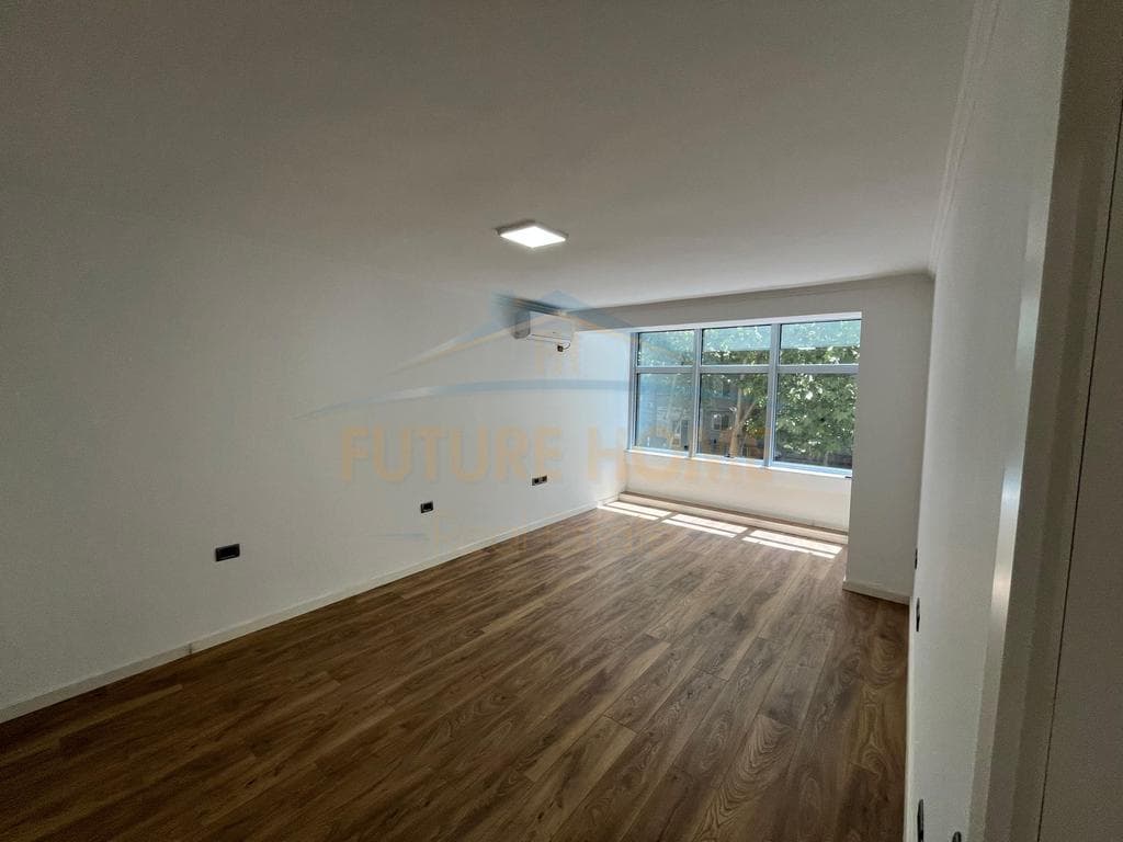 Qira, Ambient Biznesi, 21 Dhjetori, Tirane