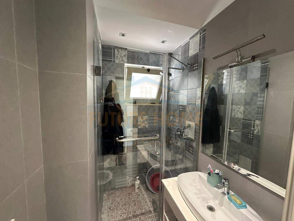 Qera,Apartament 3+1+2+ Verande, Rr. 4 Deshmoret, Tirane.