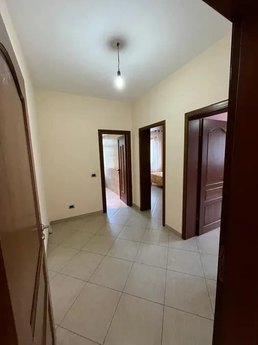 Jepet me qera apartment në katin e dyte te nje vile tre kateshe ne zonen e Kodres se Priftit ne rrugen Seit Gega, € 527, 100 m² 3