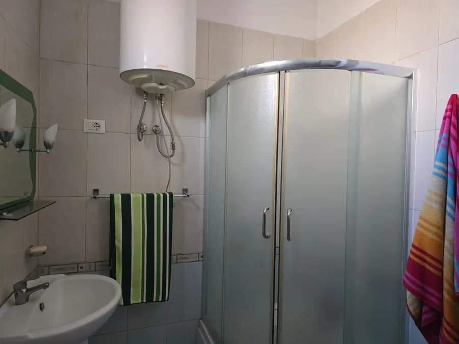 Jepet me qera tek rruga Siri Kodra 86, ngjitur me shkollen Siri Kodra, € 650, 90 m² 4
