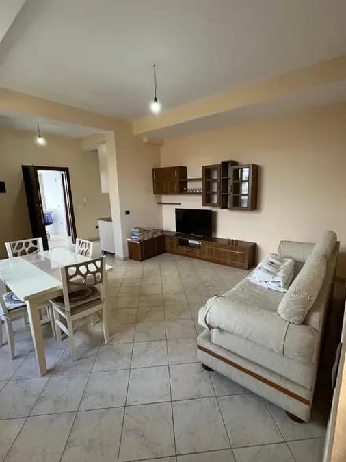 Jepet me qera apartment në katin e dyte te nje vile tre kateshe ne zonen e Kodres se Priftit ne rrugen Seit Gega, € 507, 100 m² 2
