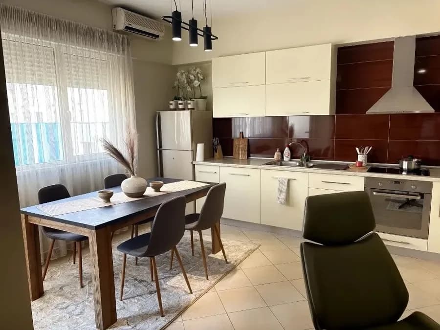 Jepet me qera apartament + verande/Penthouse katin e peste te nje pallati te ri ne zonen e Bulevardit te Ri, € 520, 110 m² 4