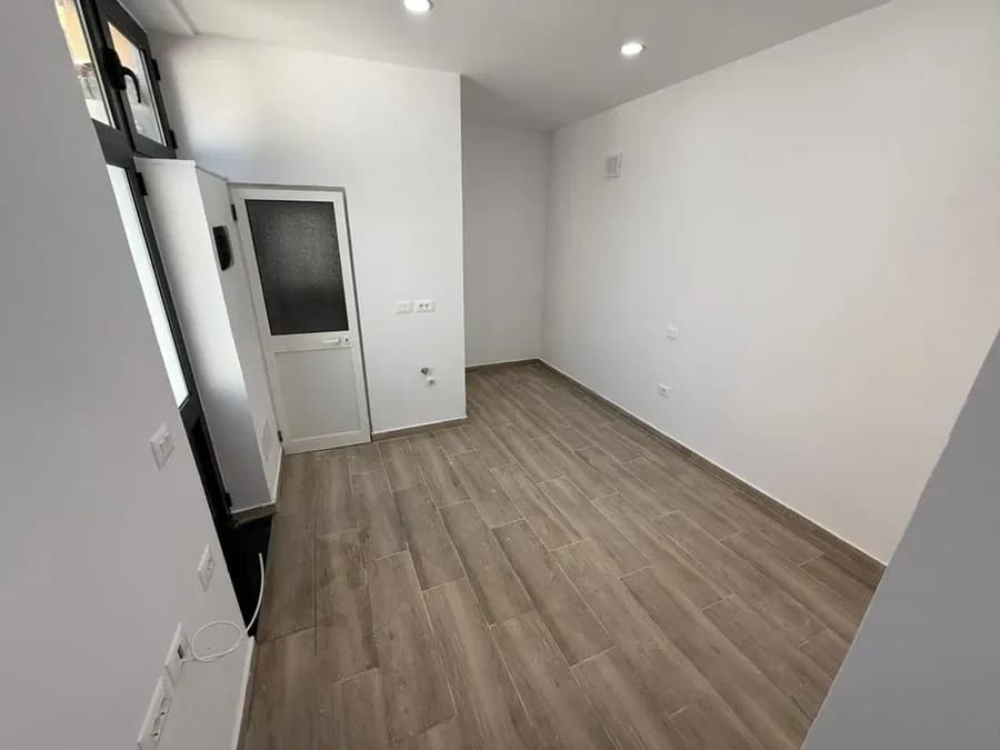 Ambjent Biznesi me qera - Tregu Elektrik, € 800, 90 m² 3