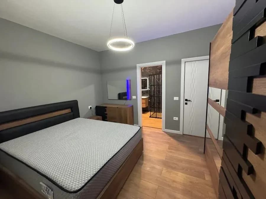 Jepet me qera apartament në katin e trete te nje pallati te ri ne zonen e Kopeshtit Botanik, rruga Pinare, prane Market Toni dhe bar Enzo., € 1.200, 120 m² 2