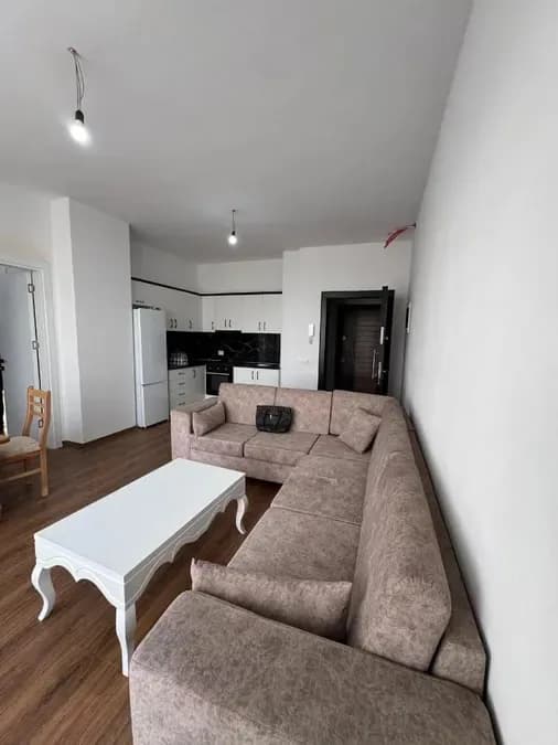 Jepet me qera apartament në katin e peste te nje pallati ne zonen e Paskuqanit, tek White Palace rruga Azem Galica, € 550, 75 m²