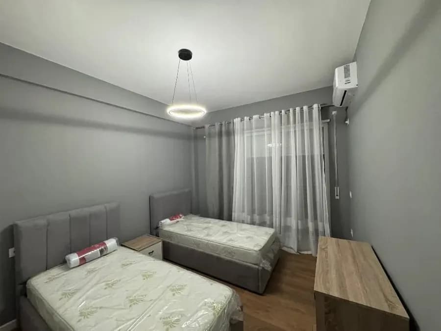 Jepet me qera apartament në katin e trete te nje pallati te ri ne zonen e Kopeshtit Botanik, rruga Pinare, prane Market Toni dhe bar Enzo., € 1.200, 120 m² 3