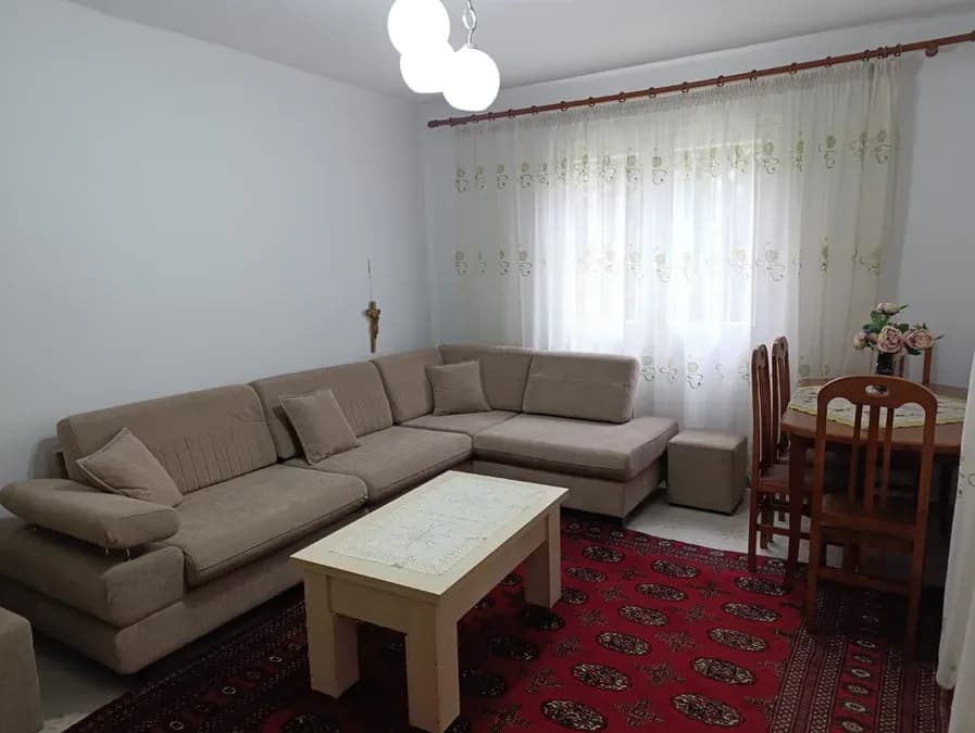 Jepet me qera apartament ne zonen e Kombinatit, perballe gjimnazit Myslym Keta, rruga Hamdi Cenojmeri,, € 500, 75 m² 2