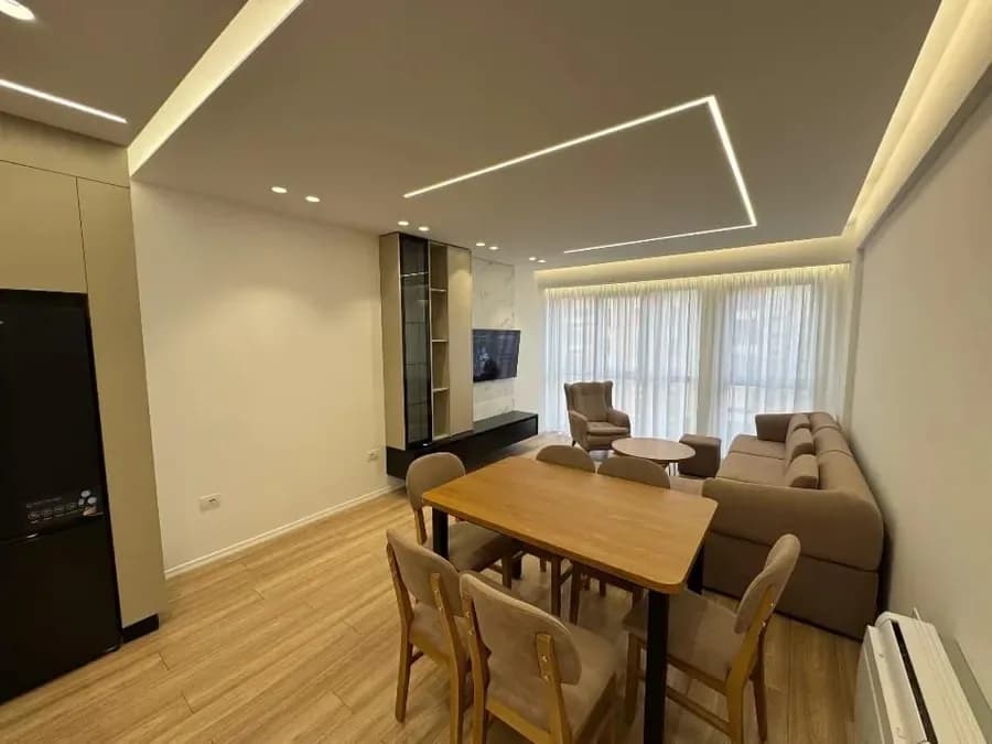 Jepet me qera apartament në katin e gjashte te nje pallati te ri ne Astir, te Urban Gate, rruga Sokrat Miho., € 740, 110 m²