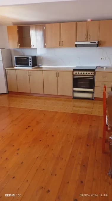 Jepet me qera apartament në katin e katert te nje vile 4 kateshe, tek Kodra e Priftit, ne fund te rruges Tonin Harapi, rrethrrotullimi i Shkozes, € 450, 100 m² 2