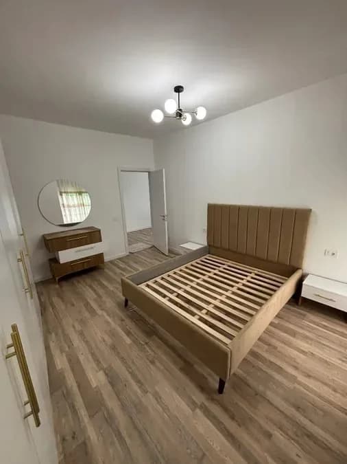 Jepet me qera apartament në katin e trete te nje pallati te ri i sapo perfunduar, ne zonen e Liqenit te Thate, rruga Hiqmet Buzi, € 750, 75 m² 3