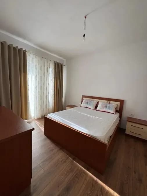 Jepet me qera apartament në katin e peste te nje pallati ne zonen e Paskuqanit, tek White Palace rruga Azem Galica, € 550, 75 m² 2
