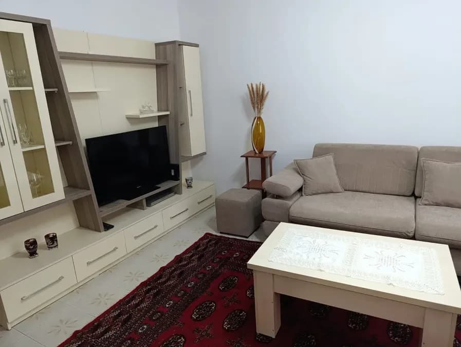 Jepet me qera apartament ne zonen e Kombinatit, perballe gjimnazit Myslym Keta, rruga Hamdi Cenojmeri,, € 500, 75 m²