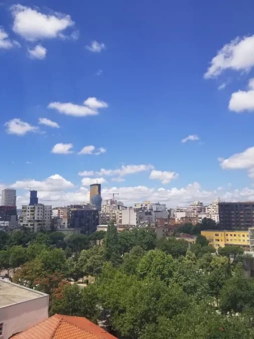 Jepet me qera apartament dupleks në katin e gjashte banim te nje pallati egzistues, ne zonen e Ali Demit ne fillim te rruges Ali Demi., € 346, 70 m² 2