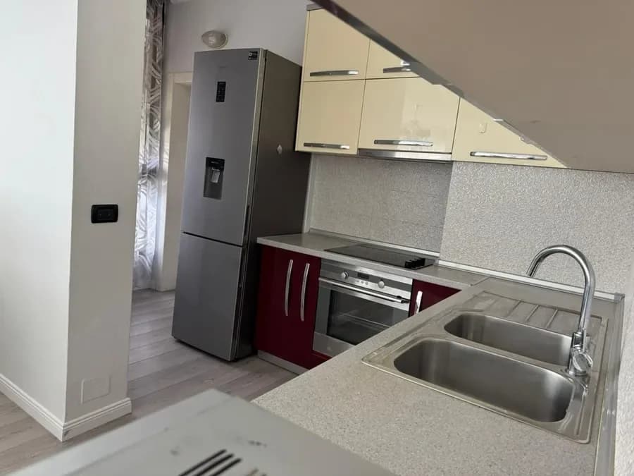 Jepet me qera apartament 3+1 ne Kompleksin Delijorgji, rruga e Kavajes, € 1.200, 125 m² 3