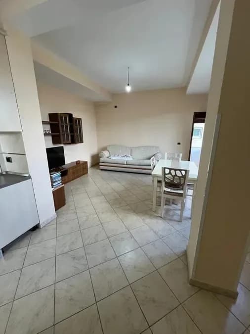 Jepet me qera apartment në katin e dyte te nje vile tre kateshe ne zonen e Kodres se Priftit ne rrugen Seit Gega, € 507, 100 m² 3