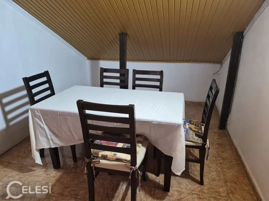 Jepet me qera papafingo në katin e dyte te nje vile 3 kateshe ne zonen e Kodres se Priftit ne rrugen Disha, € 373, 96 m² 2