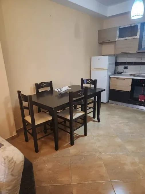Jepet me qera apartament në katin e katert te nje pallati ne zonen e Freskut tek rruga Muhamet Deliu, prane pasticeri Melisa, € 400, 60 m² 2