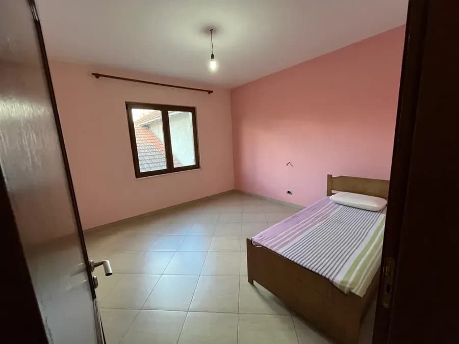 Jepet me qera apartment në katin e dyte te nje vile tre kateshe ne zonen e Kodres se Priftit ne rrugen Seit Gega, € 527, 100 m² 2
