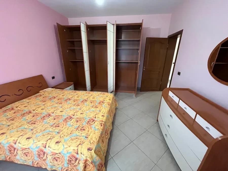 Jepet me qera apartment në katin e dyte te nje vile tre kateshe ne zonen e Kodres se Priftit ne rrugen Seit Gega, € 527, 100 m² 4