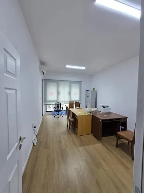 Zyrë për qira Rr. e Kavajës - 21 Dhjetori (Tiranë - qyteti), € 700, 76 m² 2