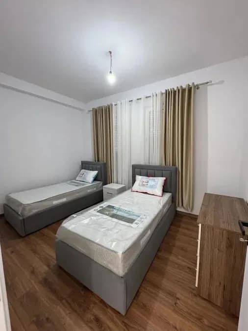 Jepet me qera apartament në katin e peste te nje pallati ne zonen e Paskuqanit, tek White Palace rruga Azem Galica, € 550, 75 m² 3