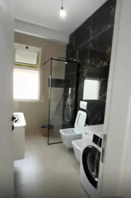 Jepet me qera apartament në katin e peste te nje pallati ne zonen e Paskuqanit, tek White Palace rruga Azem Galica, € 550, 75 m² 4