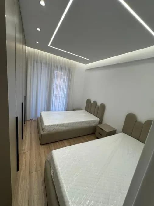 Jepet me qera apartament në katin e gjashte te nje pallati te ri ne Astir, te Urban Gate, rruga Sokrat Miho., € 740, 110 m² 3