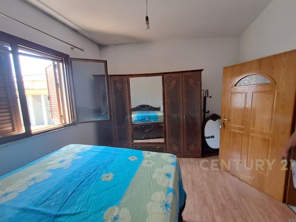 Vilë 4 Kateshe Me Perberje 7+3 per Shitje në Shijak - 200000€ !!..