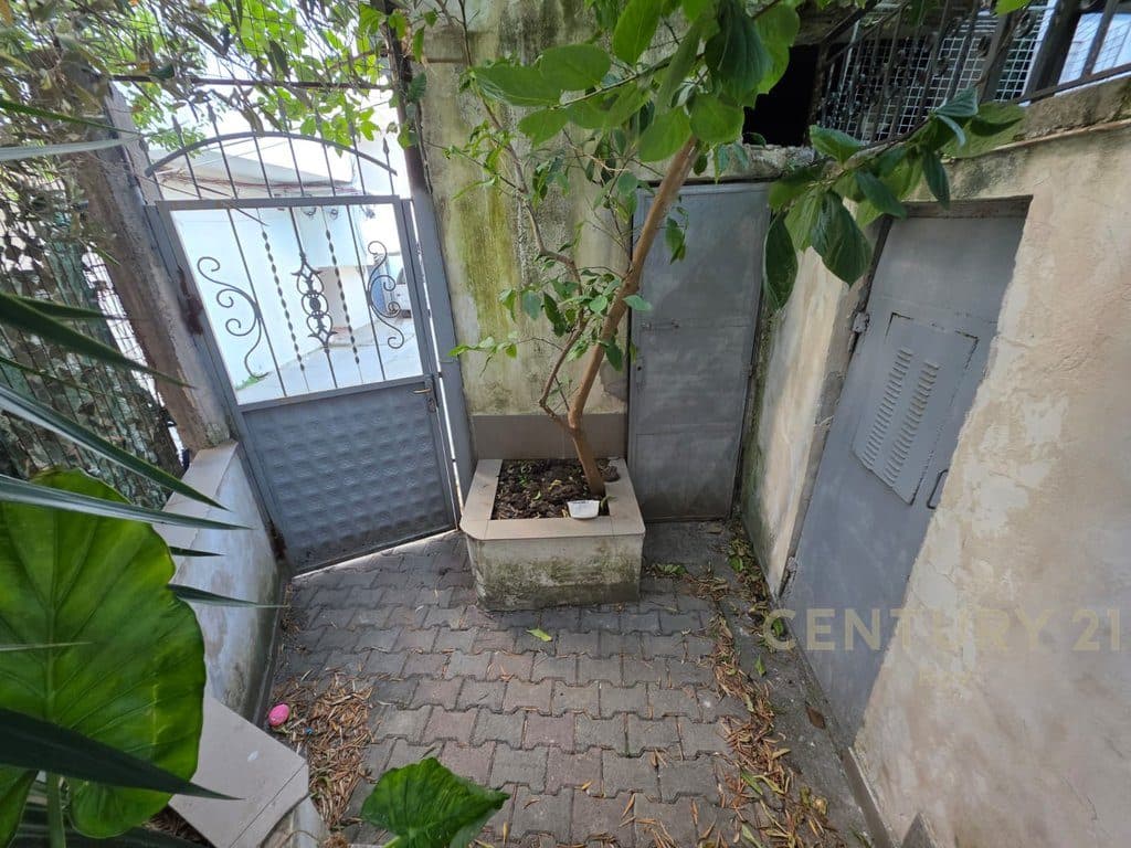Shitet Apartament 2+1, Garazhd dhe 121m² Truall në Lagja nr.16, Durrës - 200000€ | 255 m²