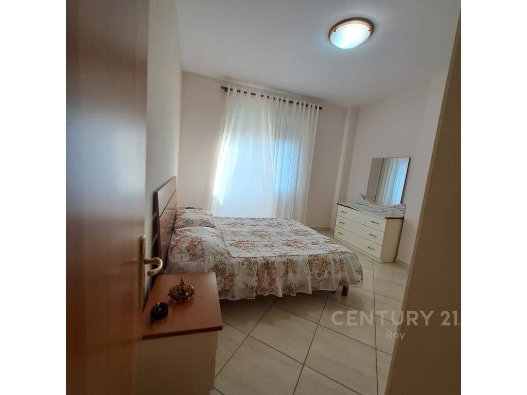 Ne Qender te Durresit Japim Apartament 3+1+2 me Qera.!! 3