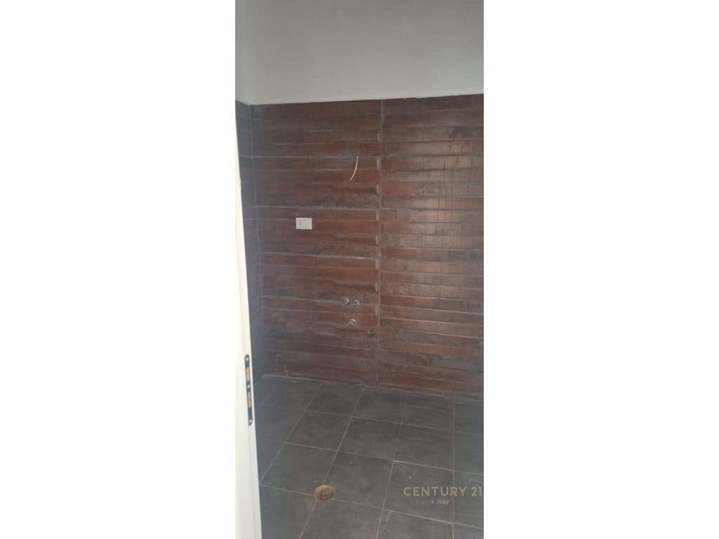 APARTAMENT 2+2B+2T PER SHITJE PRANE STADIUMIT NE DURRES. 4