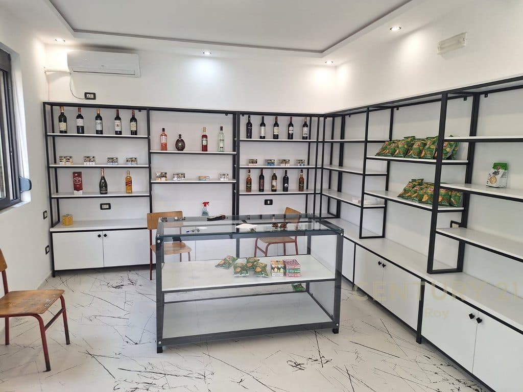 Dyqan Kat 1 për Qira në Lagja nr.16, ne mes Shkolles Teknologjike dhe te Fiskultures Durrës - 350€ | 30 m² 2