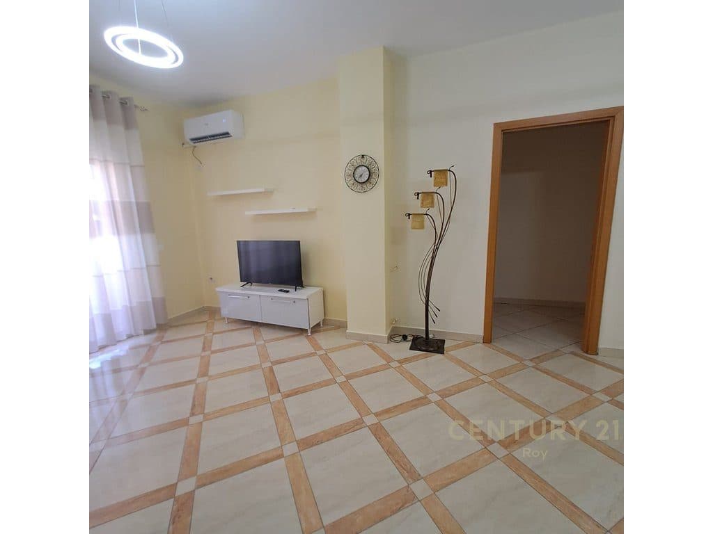 Ne Qender te Durresit Japim Apartament 3+1+2 me Qera.!!