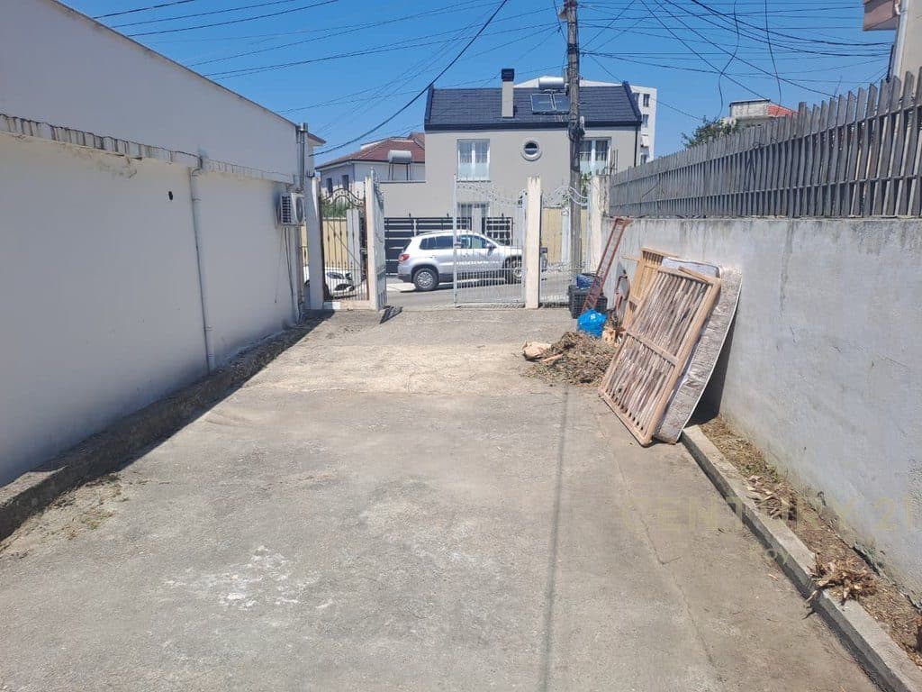 Vilë 4 Kateshe Me Perberje 7+3 per Shitje në Shijak - 200000€ !!..