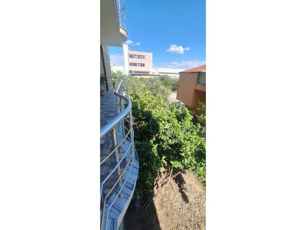 Jepet me qira apartament 3+1 në vilë 3-katëshe – 400€/muaj 2