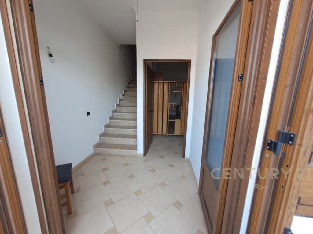 Vilë 4 Kateshe Me Perberje 7+3 per Shitje në Shijak - 200000€ !!..